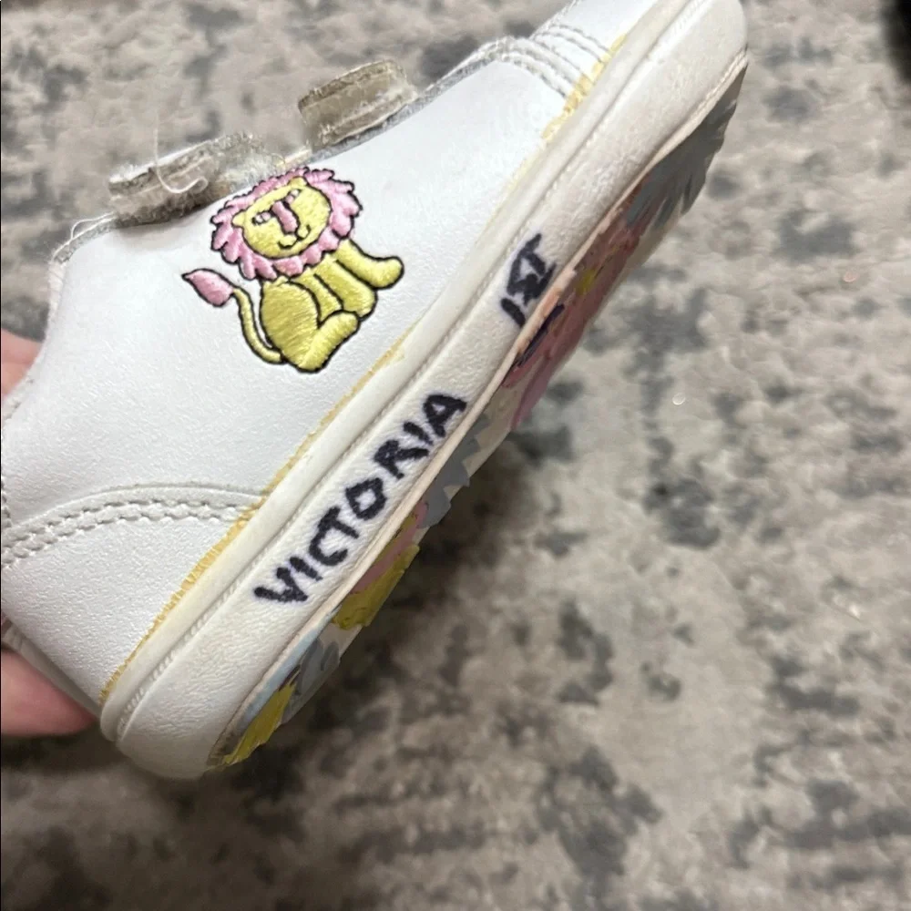 Charming White and Pink Baby Shoes with Lion Motif 90’s